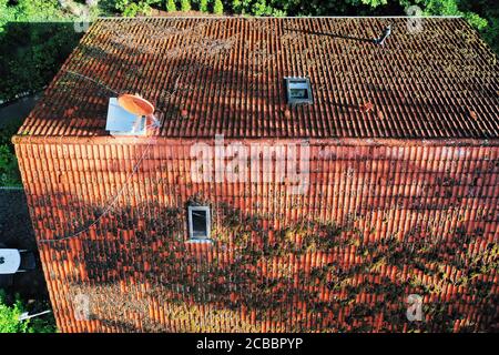 Foto dell'ispezione e del controllo del camino e del tetto di una singola casa di famiglia con un drone, fotografia aerea Foto Stock