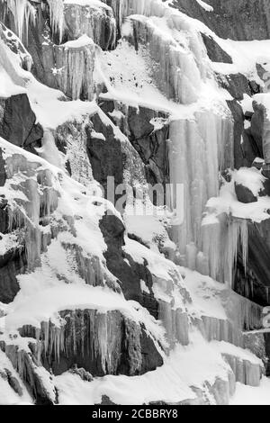 Icefall - decorazioni invernali sul ghiaccio alle cascate Tokopah. Marble Fork Kaweah River, Sequoia National Park, California, Stati Uniti Foto Stock