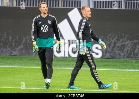 Manuel NEUER e Marc Andre ter STEGEN si incontrano nel Cracker della Champions League FC Barcelona-FC Bayern Monaco di Baviera. Archivio foto: Goalwart Marc-Andre ter STEGEN (destra, GER) e goalwart Manuel NEUER (GER), figura completa, gioco di calcio, allenamento, prima della partita Germania (GER) - Argentina (ARG), la nazionale tedesca l'8 ottobre 2019 a Dortmund/Germania. vǬ | utilizzo in tutto il mondo Foto Stock