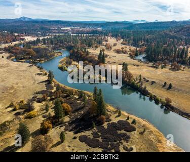 Riposo d'autunno - il fiume Pit scorre serenamente attraverso la Hat Creek Valley, con la Bald Mountain e la Lassen National Forest sullo sfondo. Cassel, California, Stati Uniti Foto Stock