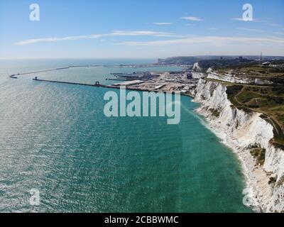 (Nota del redattore: Immagine presa da un drone)Vista del Porto di dover e delle scogliere bianche. Un numero crescente di migranti ha navigato in piccole imbarcazioni dalle acque territoriali francesi nella Manica, dove sono legalmente portati a terra dalla forza di frontiera britannica. I migranti sono quindi in grado di chiedere asilo nel Regno Unito. Foto Stock