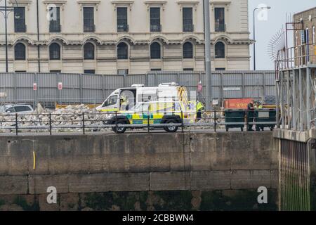 Ufficiale delle forze di frontiera che si prepara per un'altra giornata impegnativa al porto di dover, Kent. Un numero crescente di migranti ha navigato in piccole imbarcazioni dalle acque territoriali francesi nella Manica, dove sono legalmente portati a terra dalle forze di frontiera britanniche. I migranti sono quindi in grado di chiedere asilo nel Regno Unito. Foto Stock