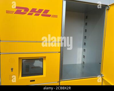 Viersen, Germania - 9 luglio. 2020: Vista su DHL packstation giallo tedesco per la raccolta di pacchi con sportellino a compartimento aperto Foto Stock