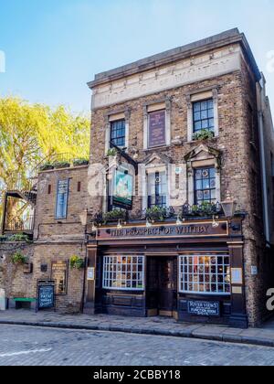 La prospettiva di Whitby è la più antica taverna sul fiume, risalente intorno al 1520 - Londra, Inghilterra Foto Stock