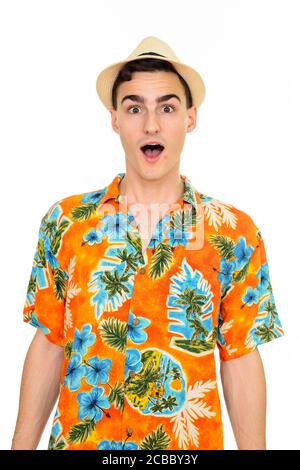 Studio di un giovane bel caucasico che indossa una camicia hawaiana aspetto scioccato e sorpreso Foto Stock