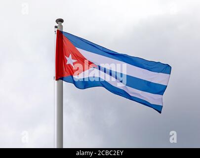 Bandiera nazionale della Repubblica di Cuba a cielo nuvoloso Foto Stock