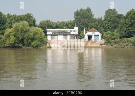 Scuola di Emanuel Boathouse e il servizio civile Boathouse, in Duke's Prati, London, W4, Regno Unito. Foto Stock