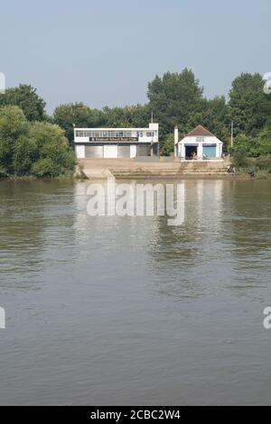 Scuola di Emanuel Boathouse e il servizio civile Boathouse, in Duke's Prati, London, W4, Regno Unito. Foto Stock