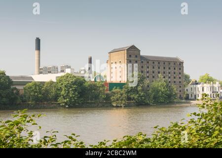 La birreria Mortlake (ex fabbrica di birra Stag), ora chiusa, sul Tamigi, a sud-ovest di Londra, Mortlake, Londra, Regno Unito Foto Stock