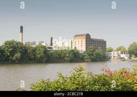 La birreria Mortlake (ex fabbrica di birra Stag), ora chiusa, sul Tamigi, a sud-ovest di Londra, Mortlake, Londra, Regno Unito Foto Stock