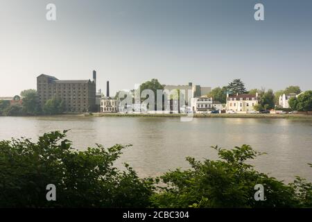 La birreria Mortlake (ex fabbrica di birra Stag), ora chiusa, sul Tamigi, a sud-ovest di Londra, Mortlake, Londra, Regno Unito Foto Stock