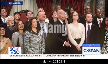 Washington, Distretto di Columbia, Stati Uniti. 12 agosto 2020. Una schermata del replay di C-SPAN dal 3 gennaio 2017 del cerimoniale giuramento da parte del Vice Presidente JOE BIDEN di KAMALA HARRIS come senatore junior dalla California. MR.Biden e MS.Harris sono ora il biglietto presidenziale democratico per le elezioni del 2020. Credit: Brian Cahn/ZUMA Wire/Alamy Live News Foto Stock