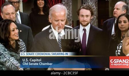 Washington, Distretto di Columbia, Stati Uniti. 12 agosto 2020. Una schermata del replay di C-SPAN dal 3 gennaio 2017 del cerimoniale giuramento da parte del Vice Presidente JOE BIDEN di KAMALA HARRIS come senatore junior dalla California. MR.Biden e MS.Harris sono ora il biglietto presidenziale democratico per le elezioni del 2020. Credit: Brian Cahn/ZUMA Wire/Alamy Live News Foto Stock