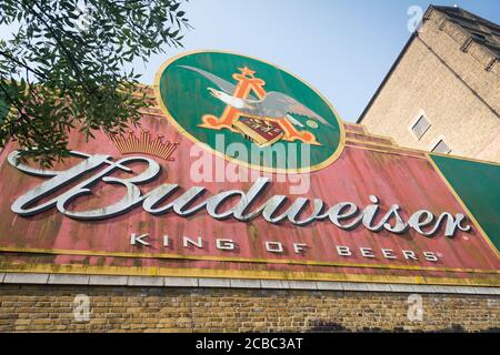 Un cartello Budweiser all'esterno dell'ormai chiusa fabbrica di birra Mortlake (ex fabbrica di birra Stag) a sud-ovest di Londra, Mortlake, Londra, Regno Unito Foto Stock