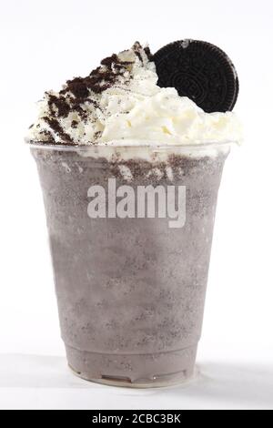 Primo piano di deliziosi biscotti al cioccolato frullato con frustati crema sopra Foto Stock