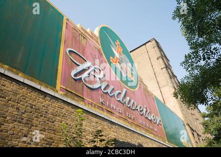 Un cartello Budweiser all'esterno dell'ormai chiusa fabbrica di birra Mortlake (ex fabbrica di birra Stag) a sud-ovest di Londra, Mortlake, Londra, Regno Unito Foto Stock
