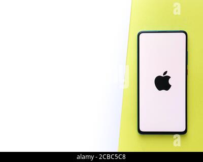 Assam, india - Agosto 9, 2020 : logo Apple sulla schermata del telefono immagine stock. Foto Stock