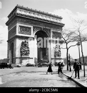 1950, storico, attività all'Arc de Triomphe de l'Etoile, uno dei punti di riferimento della città, situato al centro di Place Charles de Gaulle all'estremità occidentale dei famosi Champs-Elysees, Parigi, Francia. Foto Stock