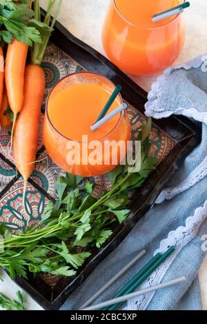 Succo di carote fresco, sana bevanda disintossicante fatta in casa Foto Stock