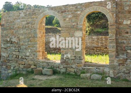 Dettagli architettonici della Chiesa di Sant'Antonio (conosciuta come Capo Skanderbeg) a Durres, Albania. Foto Stock