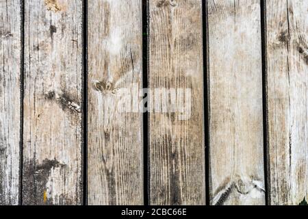 Una panca di legno di fronte ad una recinzione di legno Foto Stock