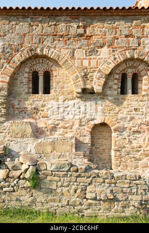 Dettagli architettonici della Chiesa di Sant'Antonio (conosciuta come Capo Skanderbeg) a Durres, Albania. Foto Stock