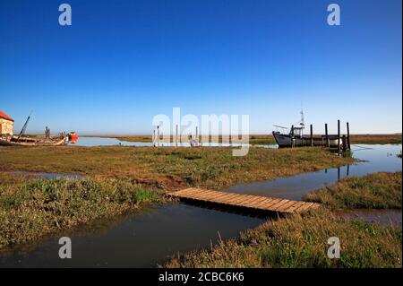 Una vista del porto che si avvicina alla marea alluvionale in estate sulla costa nord del Norfolk a Thornham, Norfolk, Inghilterra, Regno Unito. Foto Stock