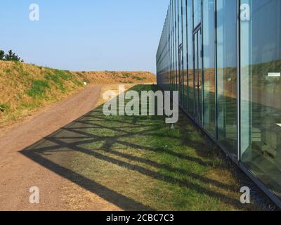 Interessante architettura moderna presso la stazione a razzo chiamata Rakenstation Hombroich, qui un edificio della fondazione Langen Foto Stock