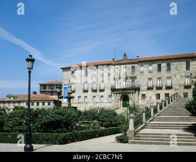 Spagna, Galizia, Pontevedra. Ex sede dell'Agenzia fiscale spagnola in città. Edificio nobile che presiede Piazza A Ferreria e fa parte dell'antico convento di San Francisco. Questo edificio ufficiale fu completamente abbandonato dall'amministrazione statale nel 2014. Facciata principale. Foto Stock