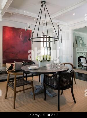 Piano aperto: Grande sala da pranzo rotonda verso cucina Foto Stock