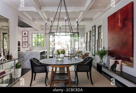 Piano aperto: Grande sala da pranzo rotonda verso cucina Foto Stock