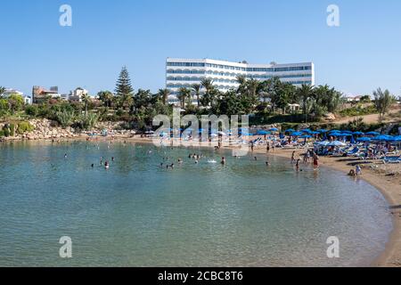 Idilliaca spiaggia tropicale con turisti durante l'estate Foto Stock