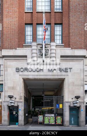 Ingresso degli anni '30 al famoso Borough Market di Londra, noto per le sue bancarelle e i ristoranti di cucina raffinata a Southwark, vicino al London Bridge. Foto Stock