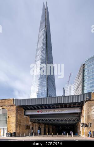 Ingresso alla stazione ferroviaria nazionale di London Bridge e alla metropolitana di Londra con Shard sullo sfondo a Southwark, Londra. Foto Stock