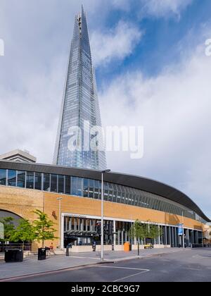Ingresso alla stazione ferroviaria nazionale di London Bridge e alla metropolitana di Londra con Shard sullo sfondo a Southwark, Londra. Foto Stock