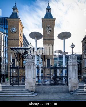 Ingresso alla stazione ferroviaria nazionale di Liverpool Street in Liverpool Street, nella City of London, Inghilterra Foto Stock