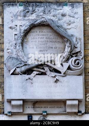 Memoriale a James Braidwood che morì nel fuoco di Tooley Street a Cotton's Wharf vicino alla stazione di London Bridge quando un muro cadente lo schiacciò. Foto Stock