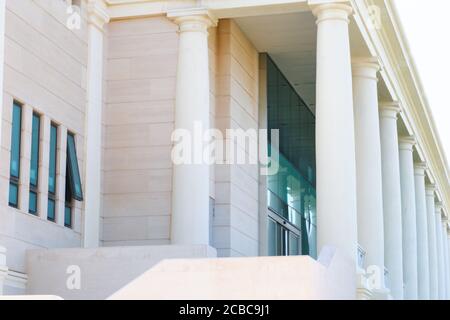 Forme geometriche e colonne di un edificio classico. Valencia, Spagna. Foto Stock