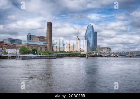 Vista di Bankside sulla riva sud del Tamigi con il Tate Modern, il Millenium Bridge e gli edifici all'estremità meridionale del ponte di Blackfriars Foto Stock