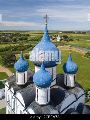 L'antica città di Suzdal. Vista aerea sulle cupole blu con le stelle del Cremlino. Anello d'oro della Russia. Regione di Vladimir. Foto Stock