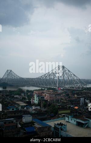 vista dall'alto della città di kolkata con il fiume hooghly e. ponte howrah Foto Stock