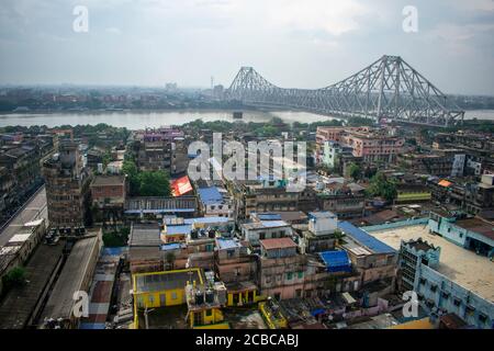 vista dall'alto della città di kolkata con il fiume hooghly e. ponte howrah Foto Stock