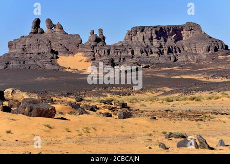 TADRART PARK IN ALGERIA. SAFARI NEL DESERTO DEL SAHARA. FORMAZIONI ROCCIOSE E MONTAGNE EROSE. Foto Stock