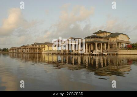 Port Mansfield, Texas USA, 12 luglio 2006: Porto con cabine per la pesca a Port Mansfield, Willacy County, sulla costa del Golfo del Texas. ©Bob Daemmrich Foto Stock