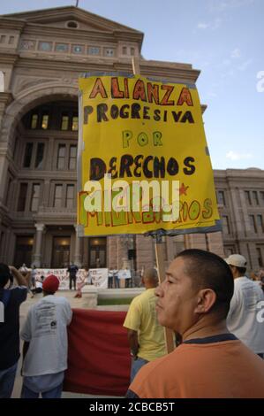 Austin, Texas USA, 7 settembre 2006: I sostenitori dei diritti dell'immigrazione si radunano in centro mentre i gruppi locali si riuniscono per aiutare a mantenere visibile la questione prima delle elezioni di metà novembre. Circa 400 immigrati messicani e centroamericani e famiglie marciarono pacificamente e tennero una veglia a lume di candela nel centro di Austin. ©Bob Daemmrich Foto Stock