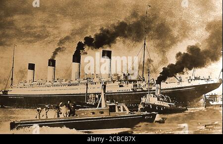 20 ottobre 1910 - lancio della British White Star Liner Olympic, nave sorella del Titanic. RMS Olympic è stata la nave principale del trio di linee olimpiche della White Star Line. Fu costruita da Harland e Wolff di Belfast, Irlanda, utilizzando un Arrol Gantry. Ha concluso i suoi giorni con la rottamazione a Jarrow, in Inghilterra, con lo scafo demolito a Inverkeithing, in Scozia Foto Stock