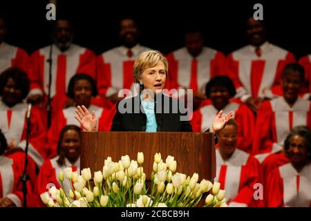 Austin, Texas USA, 18 settembre 2006: Il senatore Hillary Rodham Clinton (D-NY) fa l'elogio al funerale dell'ex governatore del Texas Ann Richards, 73 anni, morta questa settimana di cancro. ©Bob Daemmrich Foto Stock