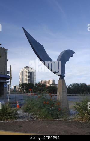 Austin, Texas USA, 8 agosto 2006: La statua cinetica dei pipistrelli 'Nightwing' di Dale Whistler a South Congress Avenue e Barton Springs Road rende omaggio alla più grande colonia urbana degli Stati Uniti di pipistrelli a coda libera messicani, che vive sotto il vicino Congress Avenue Bridge. ©Bob Daemmrich Foto Stock