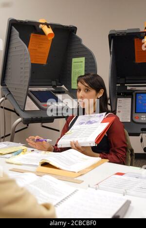 Austin, Texas USA, 3 novembre 2006: L'allenatore delle elezioni della contea di Travis istruisce gli impiegati del distretto sulle corrette procedure di voto con le macchine elettorali elettroniche e-Slate della contea durante una sessione prima delle elezioni di medio termine di martedì. ©Bob Daemmrich Foto Stock