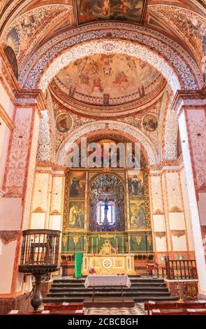 Banos de la Encina, Jaen, Spagna - 19 giugno 2020: Altare dell'Eremo di Gesù del Llano nel villaggio di Banos de la Encina a Jaen, Andalusia, Sp Foto Stock